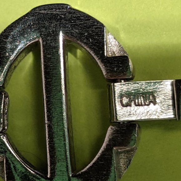 Silver Tone Singapore Quartz Wrist Watch - Picture 13 of 16